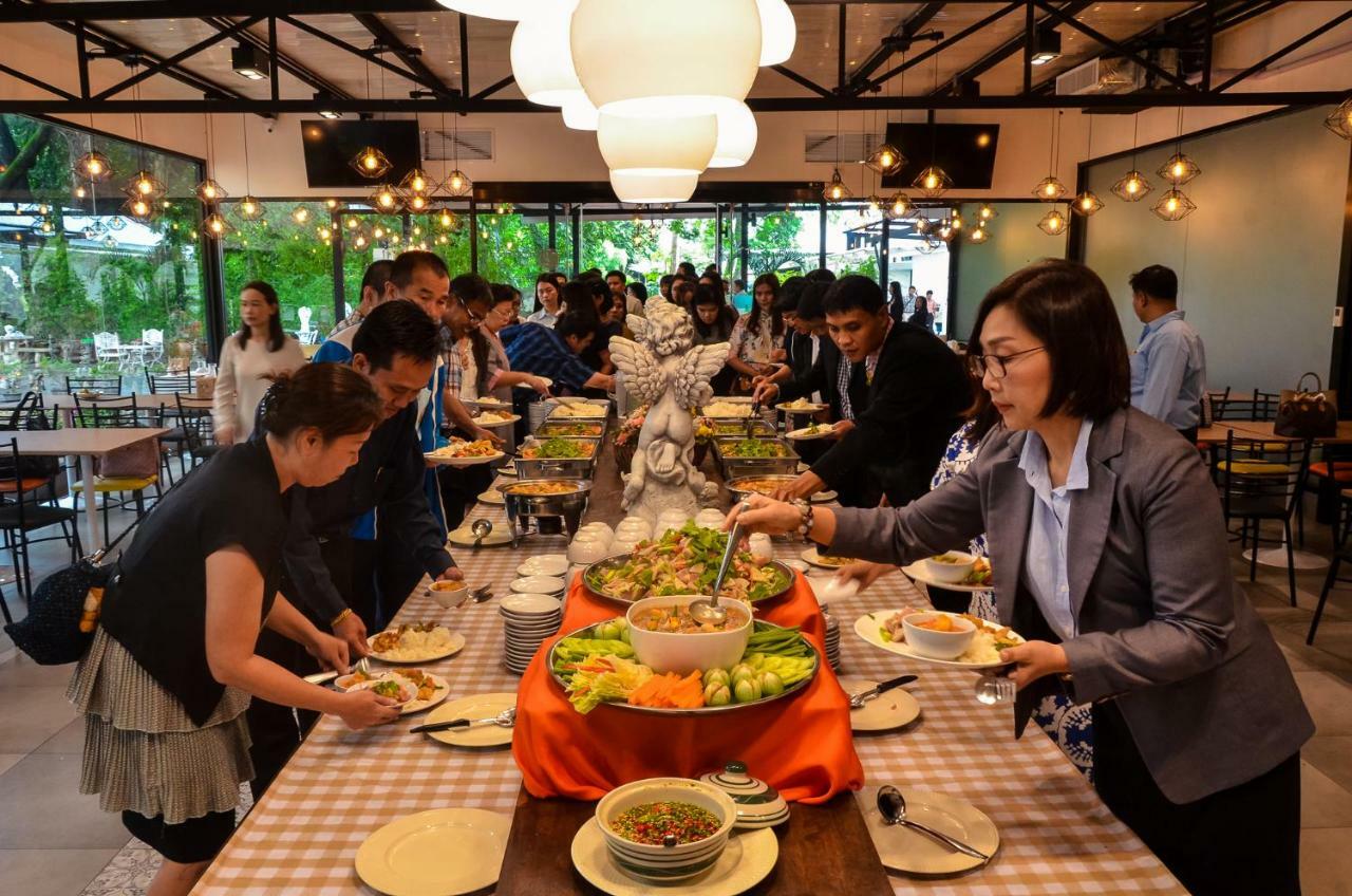 At Ruam Chok Hotel Chiang Mai Exterior photo