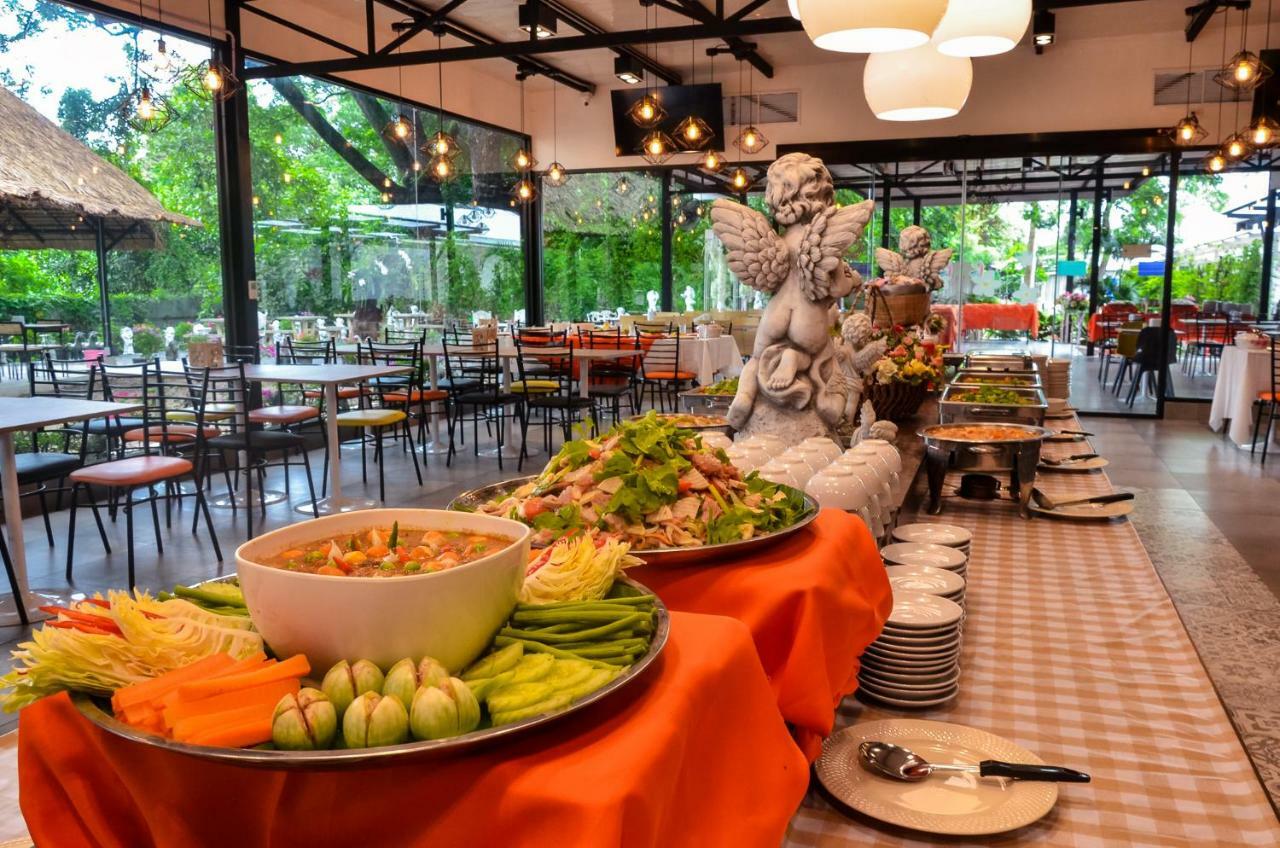 At Ruam Chok Hotel Chiang Mai Exterior photo